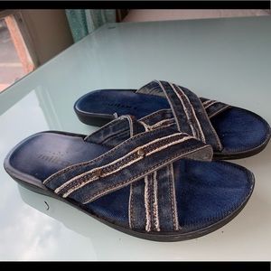 Milton men’s blue grand flip flops.